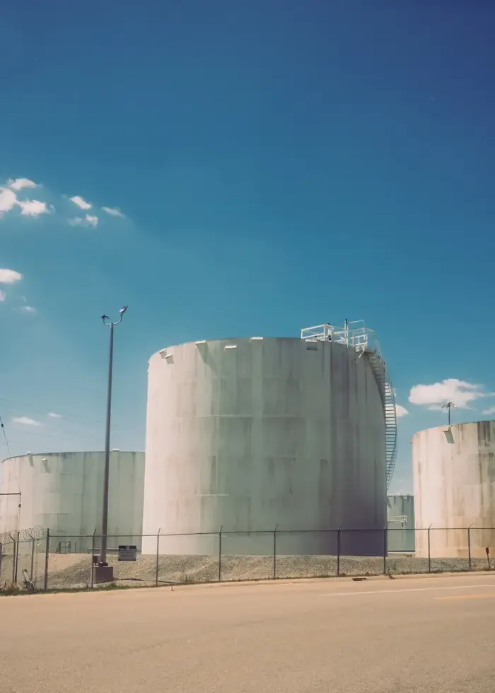 Bacs de stockage d’un dépôt pétrolier