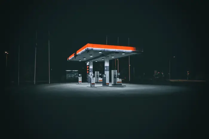 Station-service éclairée de nuit